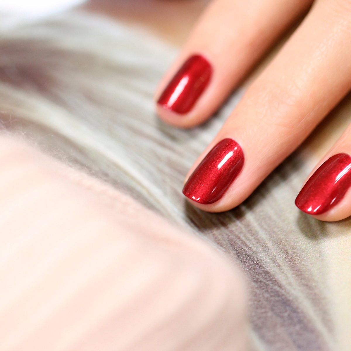 Close-up of a hand with neatly manicured nails painted in Manucurist&